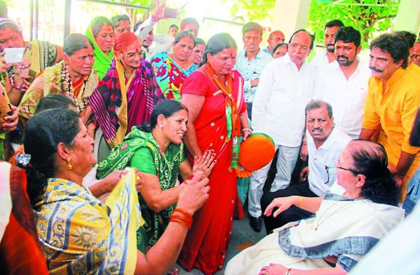 protest against licquer shop लोकसभा स्पीकर के घर पहुंची महिलाएं, पांव पकड़कर बोली ताई शराब दुकान हटवाओ, कोई नहीं सुन रहा हमारी