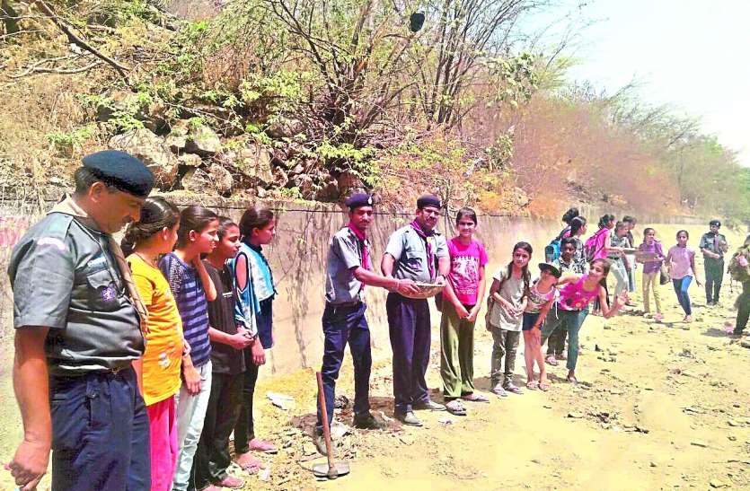 Amritam Jalam Campaign in udaipur Amritam Jalam Campaign: बढ़ रहा सफाई का कारवां, स्काउट-गाइड एवं रोवर्स-रेंजर्स ने मदार नहर में किया श्रमदान