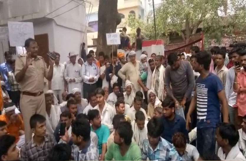 protest हत्या का खुलासा न होने से गुस्साए लोगों ने थाने पर किया प्रदर्शन