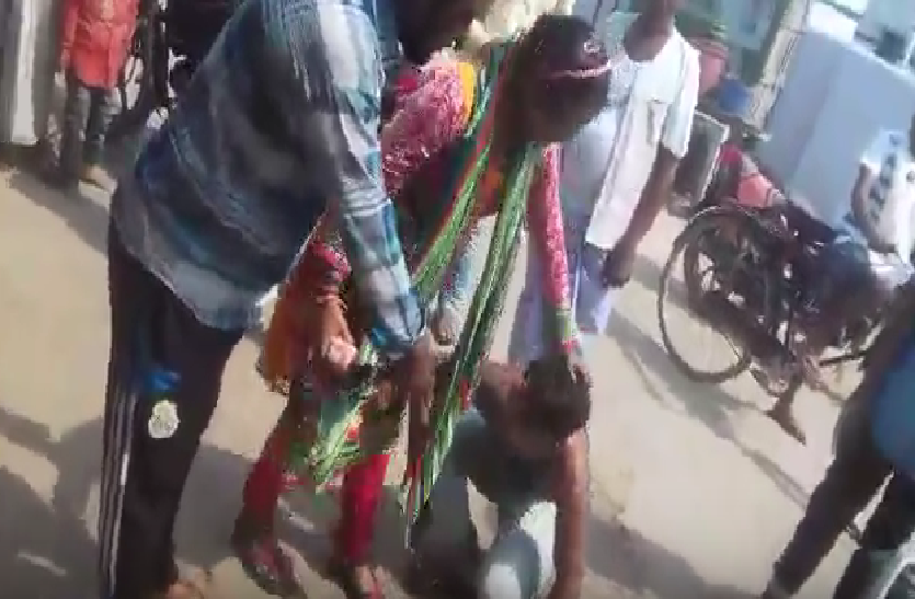 young girl beaten to manchala aashik मनचले आशिक ने जब युवती के मोबाईल नम्बर पर भेजा..., तो युवती ने उसके साथ किया यह...,देखें वीडियो