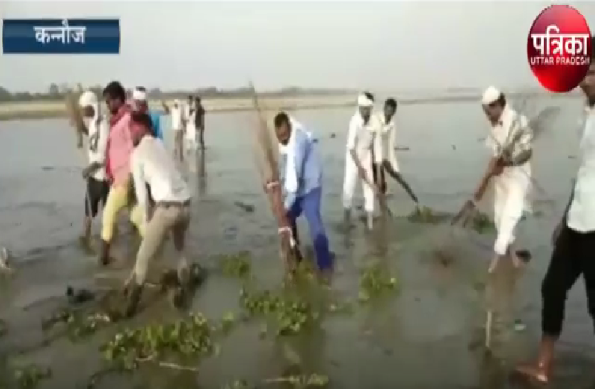 hindu muslim on ganga ghat in hindi यह जानकर हिन्दू मुस्लिम दोनों वर्ग के लोग पहुंचे गंगा तट, फिर हुआ यह.... देखें वीडियो