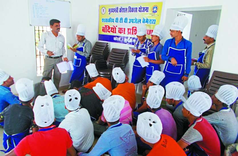 trainer giving training सरकार की जय हो: कौशल प्रशिक्षण के लिए बेमेतरा में युवा नहीं मिल रहे, 27 केंद्र बंद की स्थिति में