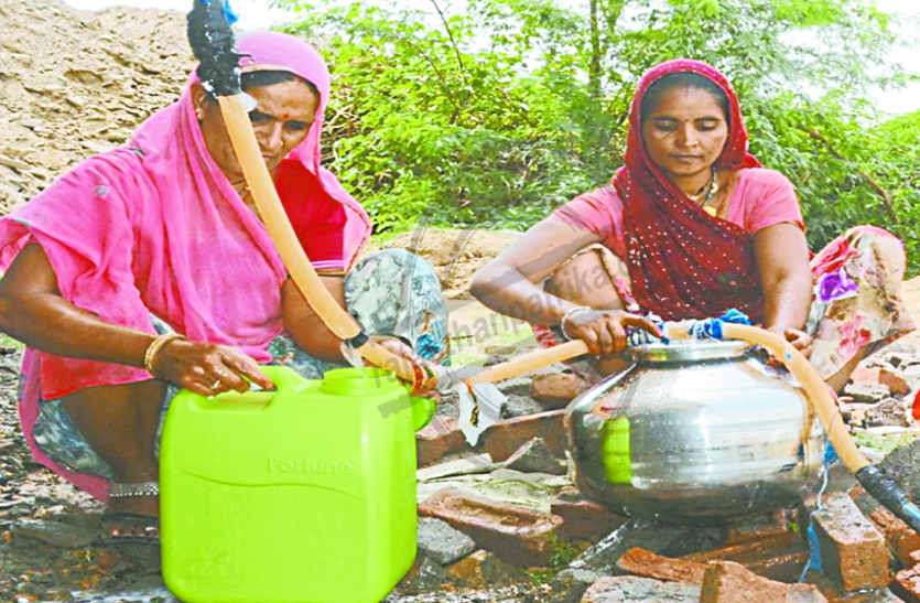 Water crisis in bhilwara चार साल से मयस्सर नहीं पेयजल, कभी रिसता पाइप तो कभी नदी बनती सहारा