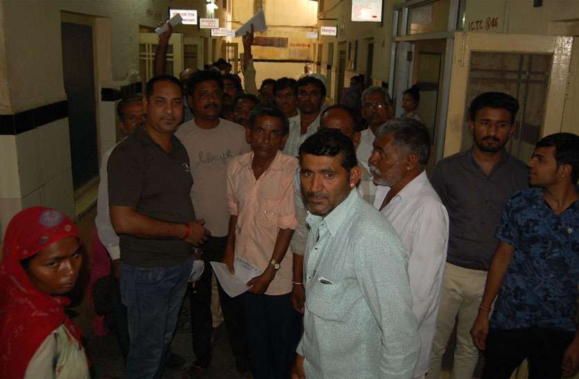 Patients make turbulence आउटडोर से डॉक्टर नदारद, मरीजों ने मचाया हंगामा