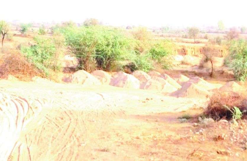 गांव के निकट लगे बजरी के ढेर। चम्बल की बीहड़ों में बनास की बजरी के लग रहे ढेर,प्रदेश में बजरी खनन व परिवहन पर रोक के चलते मध्यप्रदेश ले जा रहे माफिया