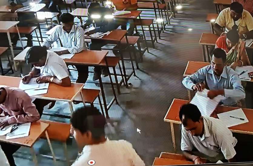 Copy written outside from examination centers of the APS University बड़ा खुलासा: इस विश्वविद्यालय की सेमेस्टर परीक्षा में केंद्र से बाहर लिखी जा रही कॉपी