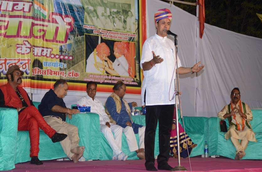 Poet Conference ‘एक शाम जवानों के नाम’-कवि सम्मेलन में जमा खूब रंग, श्रोताओं की तालियों ने बढय़ा कवियों का हौसला
