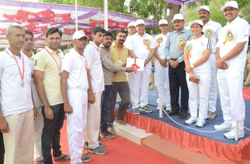 Sports competition टोंक में अन्तर जिला पुलिस खेलकूद प्रतियोगिता के समापन पर सम्भागीय आयुक्त मीणा ने स्मार्ट पुलिस बनकर प्रधानमंत्री मोदी का सपना पूरा करने की कही बात