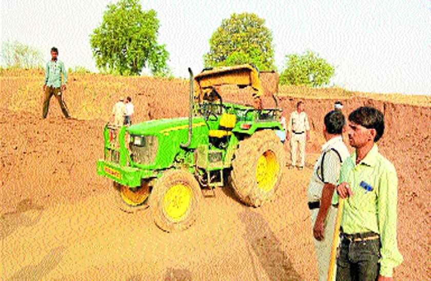 Illegal excavation of sand from hiran river मोटर बोट में हाइफाइ डिवाइस लगाकर निकाल रहे थे रेत, फिर हुआ कुछ ऐसा