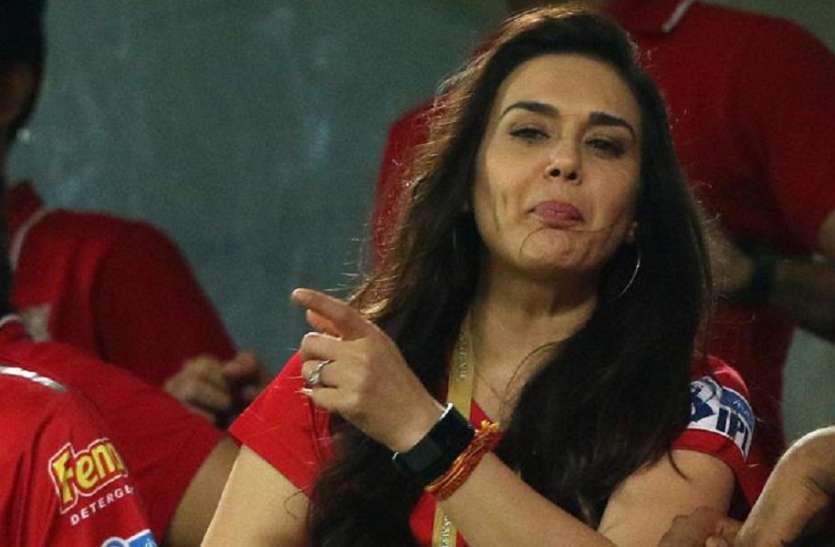 viral video,viral post,IPL,cricket news,Preity Zinta,Kings XI Punjab,Mumbai Indians,IPL news,Playoff,ipl 2018, मुंबई इंडियंस की हार पर ये क्या बोल गई प्रीति जिंटा- कैमरे में कैद हुआ सारा वाक्या