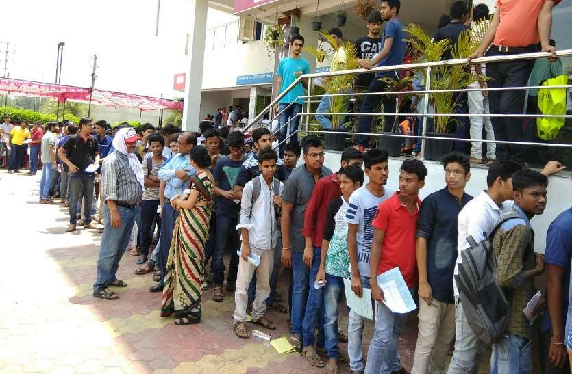 jee advande 2018 कोई टीशर्ट लेकर आया तो किसी ने पेपर-1 के बाद आइस्क्रीम से माइंड किया कूल