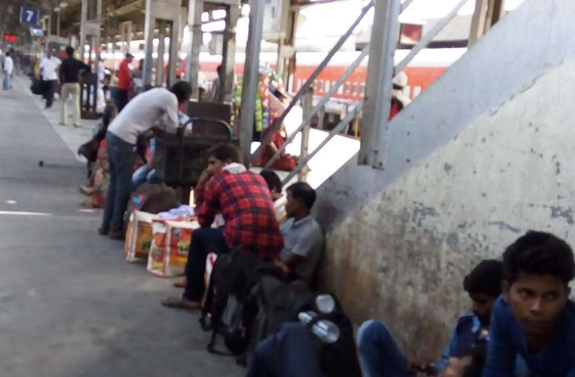 Ahmedabad railway station साबरमती ट्रेन में सीट पाने को 15 घंटे तक कतार में!