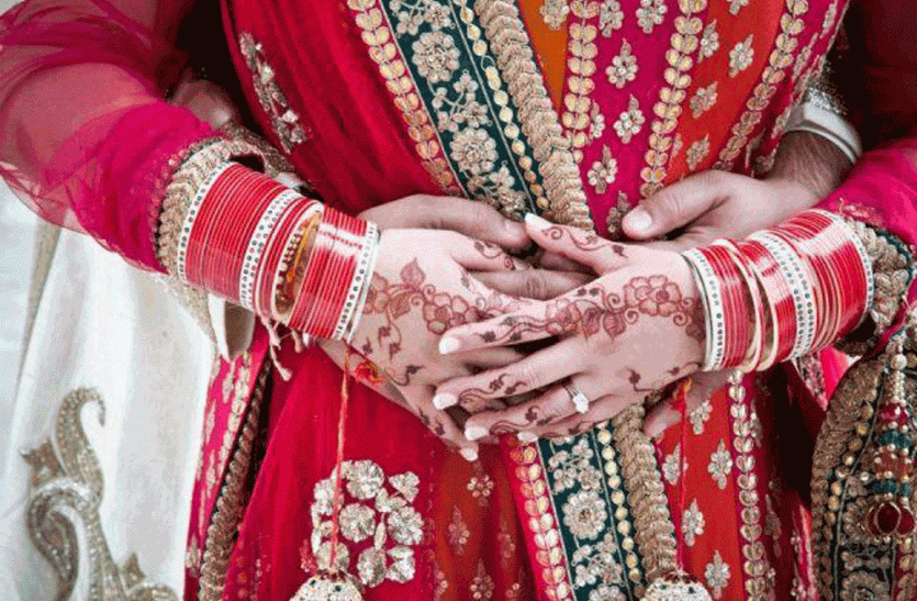 suhagrat सुहागरात के लिए कमरे में गया था दूल्हा, ज़मीन पर लेटी दुल्हन बच्चे को दे रही थी जन्म