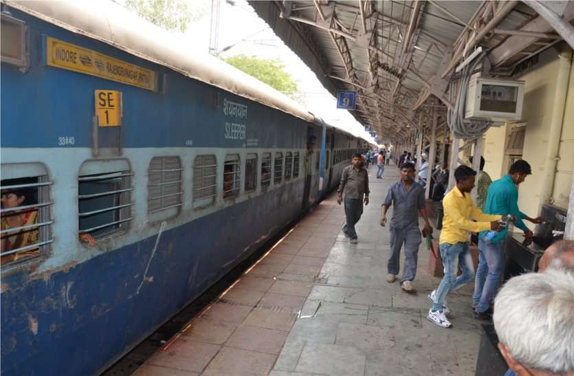 train journey रेलवे की पहल: खाली बोतल भरेगी मोबाइल फोन में फ्री टॉकटाइम