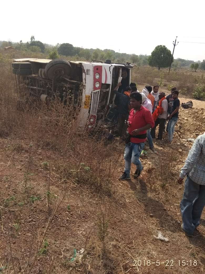 Big news- Bus overturned, one killed, many injured