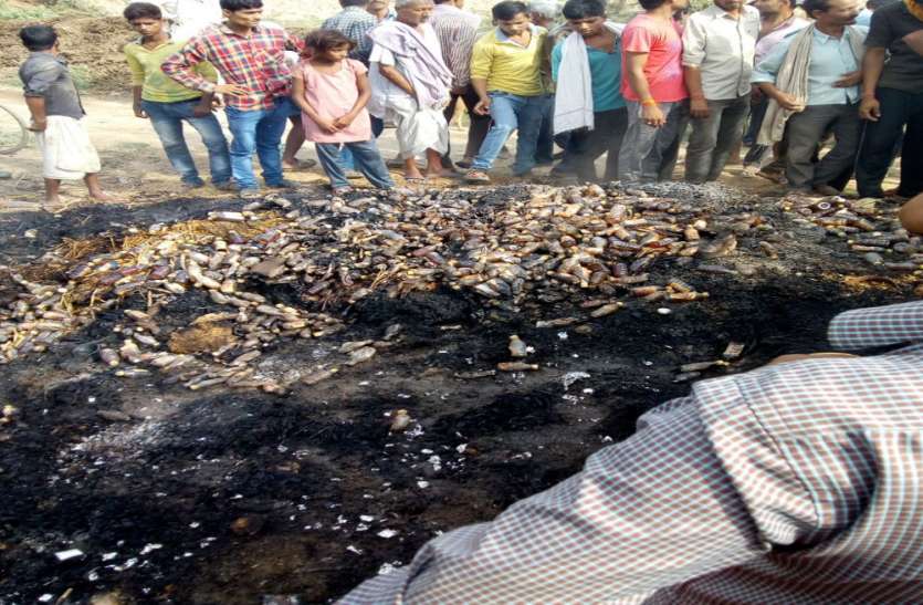 kanpur dehat इधर इंसानों की हो रही थी मौत और उधर शराब की जल रही थी होली