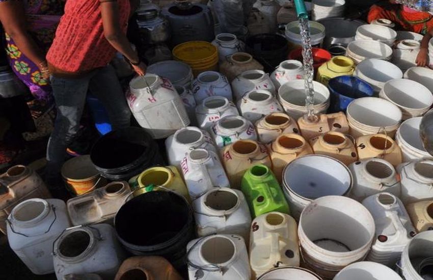 water crisis पानी बांटने में हो रही मनमर्जी