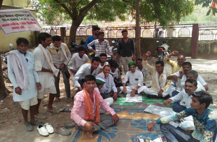 news मंडी सचिव पर मामला दर्ज करने पर अड़ा किसान यूनियन, बैठे धरने पर