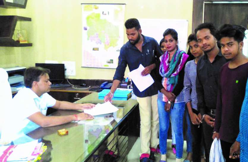 मुफ्त स्मार्ट फोन पाने के लिए छात्र हर रोज कॉलेज के चक्कर काट रहे मुफ्त में स्मार्ट फोन हासिल करना छात्रों के लिए टेढ़ी खीर, घोषणा के बाद शासन नहीं दिखा रहा संजीदगी