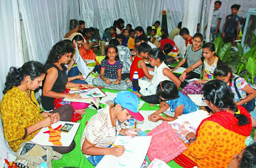 aakar shivir ग्रामीण संस्कृति को जीवित कर रही रजवार भित्ति, मिली सराहना