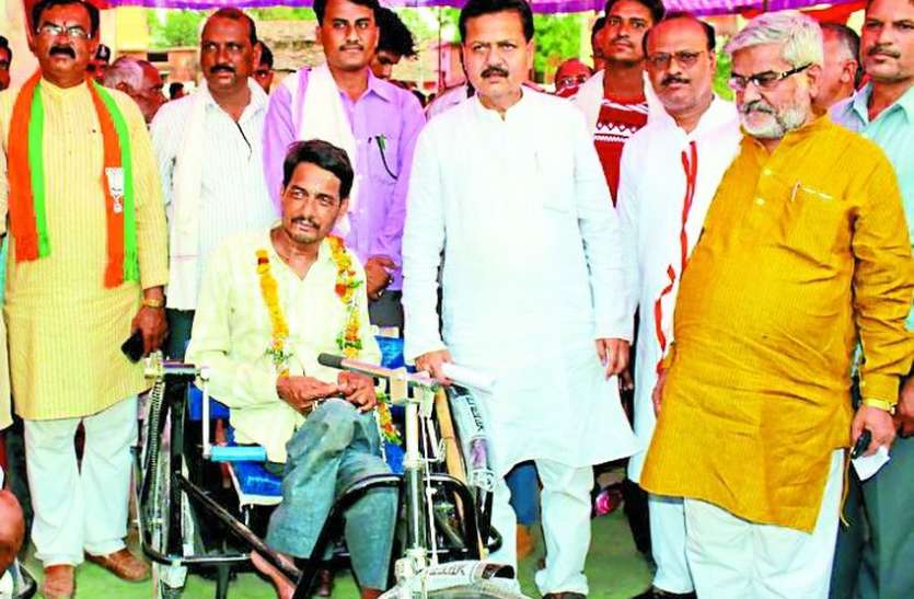 Minister of Narsinghpur Rampal Singh Minister : कठौतिया गांव पहुंचे नरसिंहपुर के प्रभारी मंत्री रामपाल सिंह