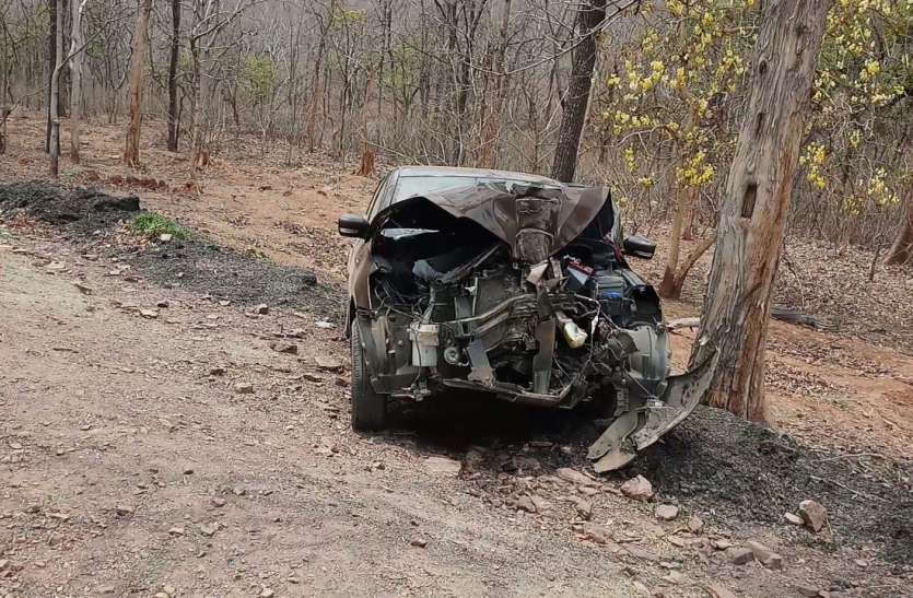 A big accident सतघटिया पर पेड़ टकराई कार, एक की मौत, चार घायल