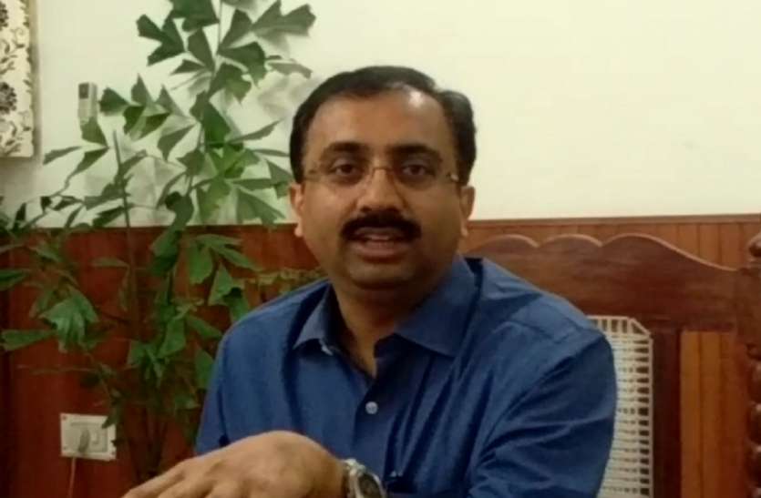 DM NG Ravi Kumar meeting with Pradhan Unnao UP news इस डीएम ने लोगों की खोली आंखें, मेरे गांव में किसी सरकार ने नहीं किया विकास, सभी सुनकर रह गए दंग
