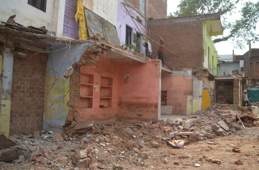 news अधिकारियों ने नहीं सुनी मिन्नतें पक्के निर्माणों पर चलवाई जेसीबी