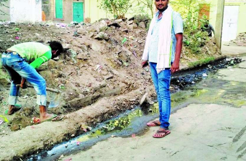 patrika खुद के खर्चे पर करवाई तलाई की सफाई