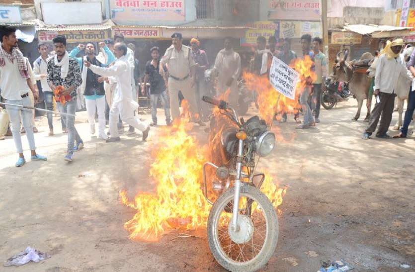 petrol, diseal, vidisha news, vidisha patrika, patrika bhopal, congress, petrol price hike, पेट्रोल-डीजल की मूल्य वृद्धि के विरोध में कांग्रेस ने जलाई मोटरसाइकिल
