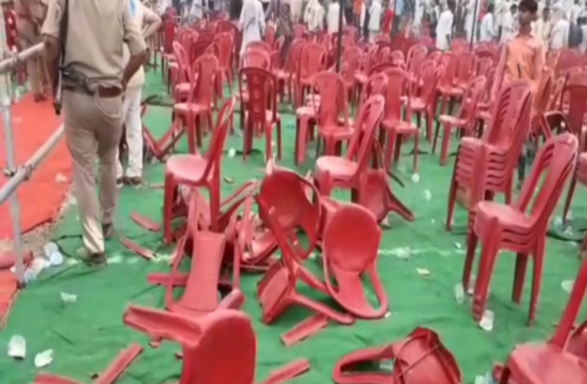 broken chairs मुख्यमंत्री योगी की सभा में समर्थकों ने तोड़ी कुर्सियां तो पुलिस वालों के फूले हाथ-पांव