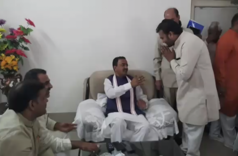 morya डिप्टी सीएम के सामने नतमस्तक दिखे कैराना उपचुनाव के पीठासीन अधिकारी, निष्पक्षता पर सवाल