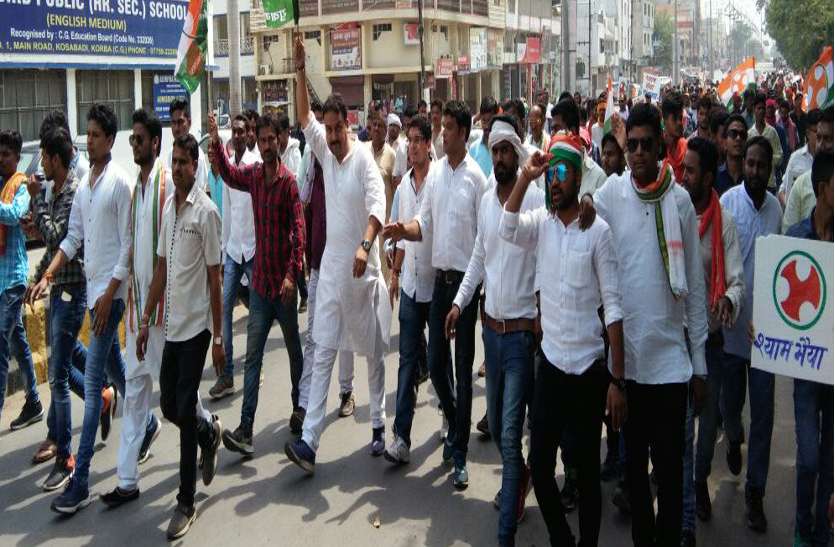 सुभाष चौक से कोसाबाड़ी चौक तक युवा कांग्रेसियों ने किया पैदल मार्च कलेक्टोरेट घेराव करने जा रहे युकांईयों पर पानी की बौछार कार्यालय से पहले ही रोक दिए गए