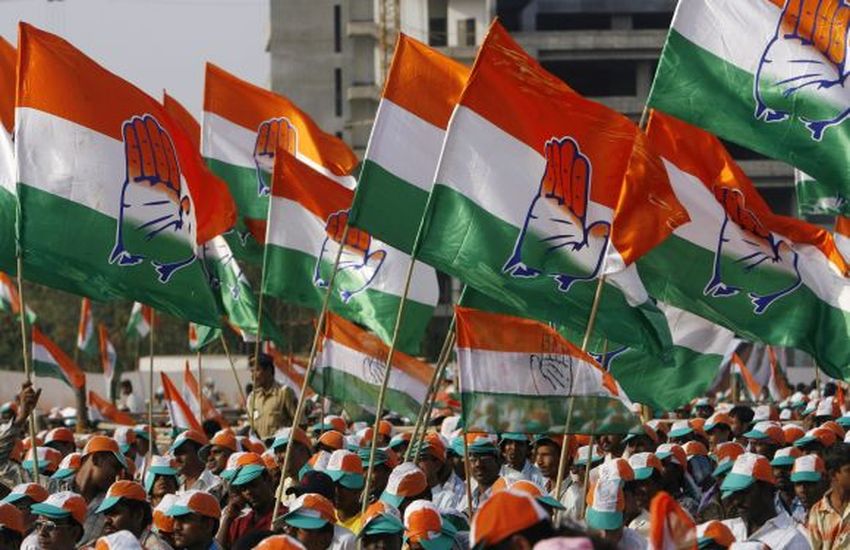 congress andolan on petrol mp युवक कांग्रेस ने लॉलीपॉप बांटकर किया पेट्रोल मूल्यवृद्धि का विरोध