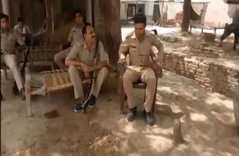 etawah शादीशुदा महिला के नवयुवक के साथ भाग जाने के बाद दंबगो का कहर, तनाव पर पुलिस और पीएससी की तैनाती