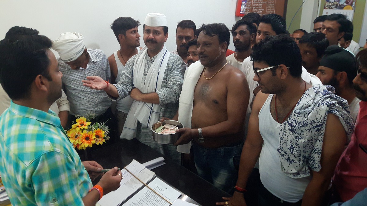 itarsi latest news अर्धनग्न कांग्रेसियों ने किया चंदा फिर पहुंचे नगर पालिका, जानें क्यों