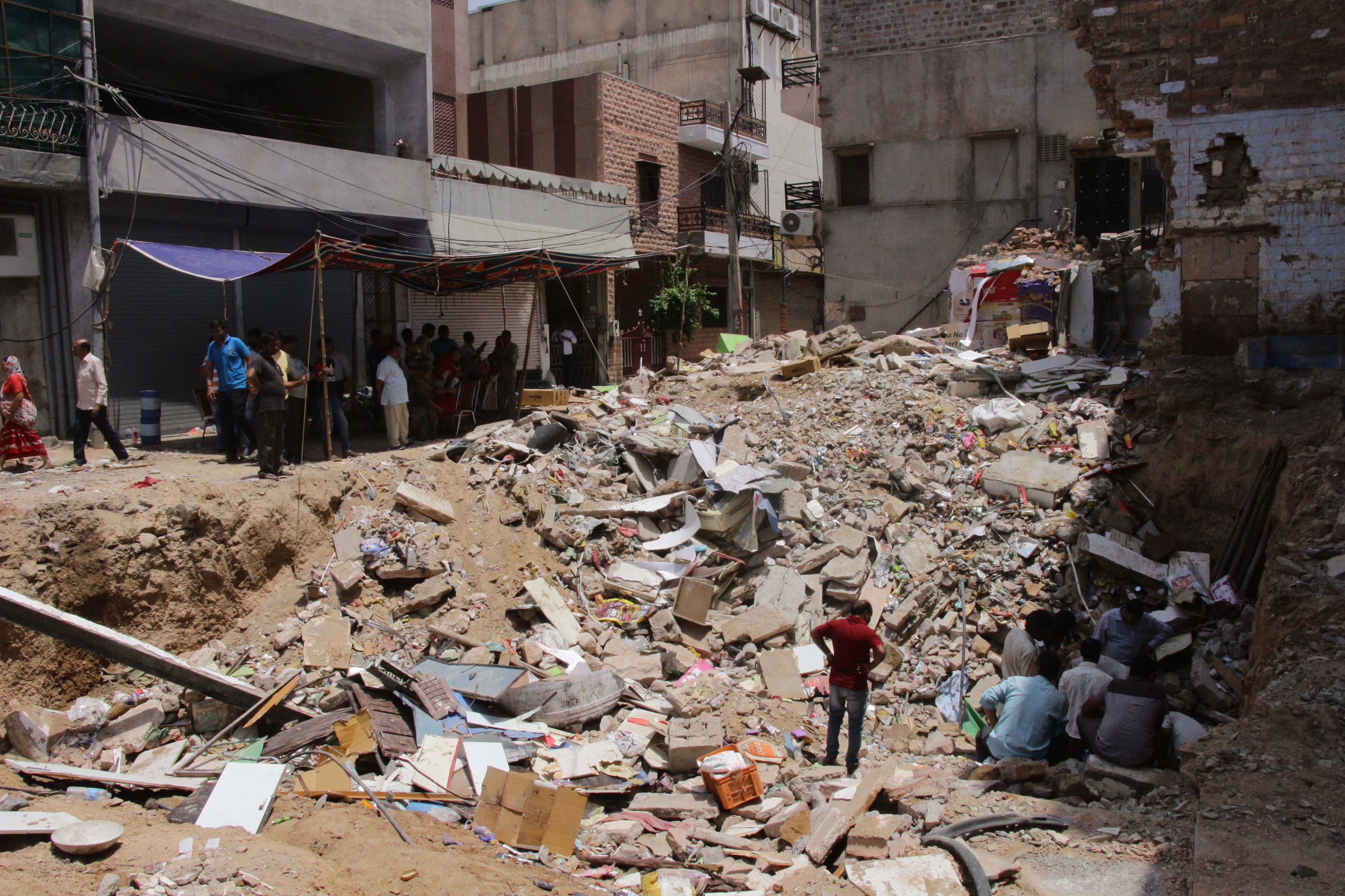 jodhpur news,Building collapse in Rajasthan,sardarpura jodhpur, सरदारपुरा हादसा : बिखरे आशियाने में ढूंढ रहे जिंदगीभर की कमाई