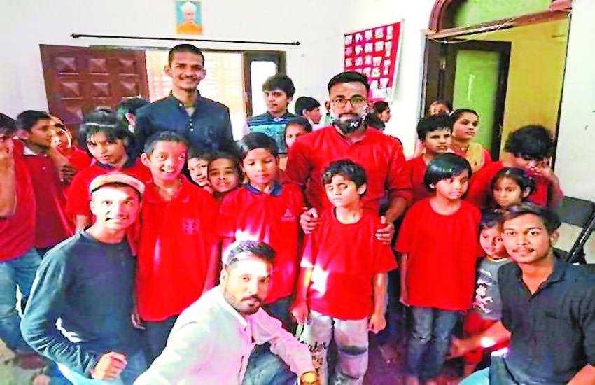 young indore विद्यार्थियों के एक समूह ने अपने जन्मदिनों को समर्पित कर रखा है जरूरतमंदों के नाम