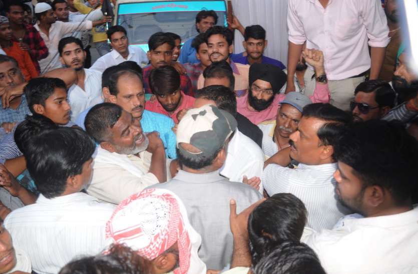 Controversy with MLA in vikas yatra of BJP एमपी के इस विधायक का घेराव कर की गई झूमाझटकी, गनमैन बीचबचाव नहीं करता तो होती हाथापाई