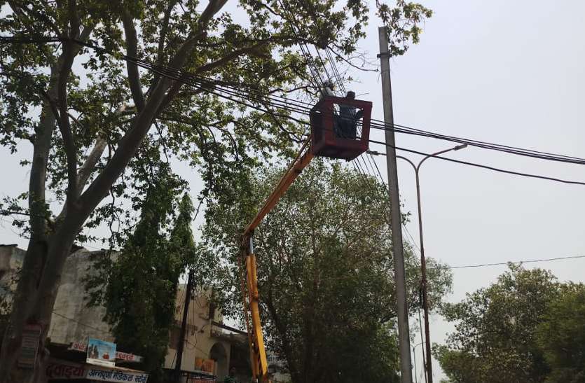 आज तीन ट्रांसफार्मर और आधा दर्जन बिजली खंभे लगाए जा रहे खुशखबरी : शहर के भीतर लगाए जा रहे एक दर्जन नए बिजली खंभे व तीन ट्रांसफार्मर