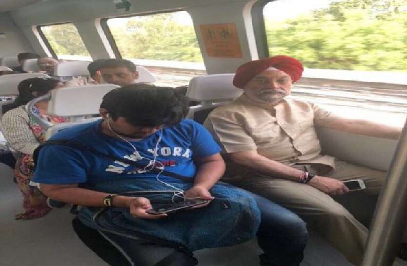 Hardeep Singh Puri took metro to skip traffic jam जाम में फंसे मोदी के मंत्री तो लेना पड़ा मेट्रो का सहारा, ट्वीट में शेयर किया एक्सपीरियंस