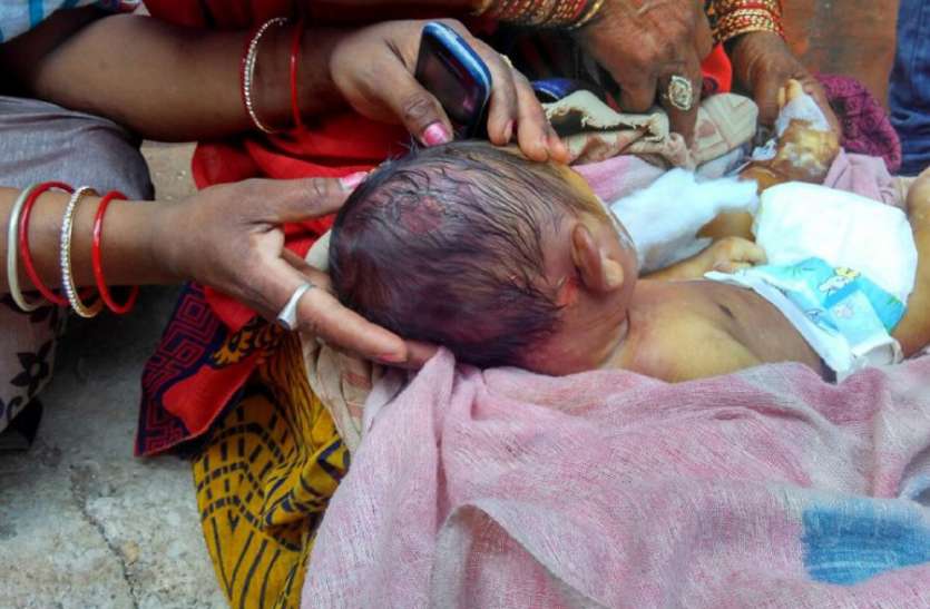 Newborn death puzzle in Vindhya's largest hospital in rewa विंध्य के सबसे बड़े अस्पताल में नवजात की मौत बनी पहेली