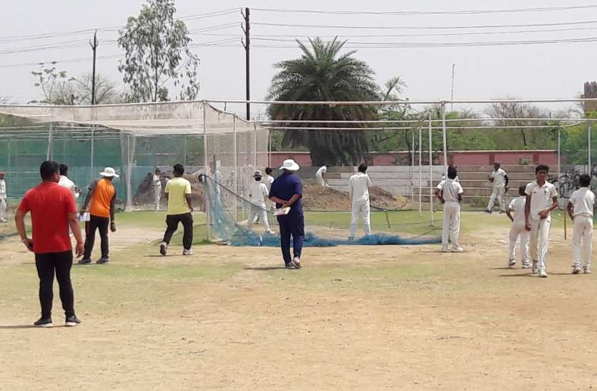 Ball and bat display in Rewa रीवा में गेंद और बल्ले का दिखा हुनर