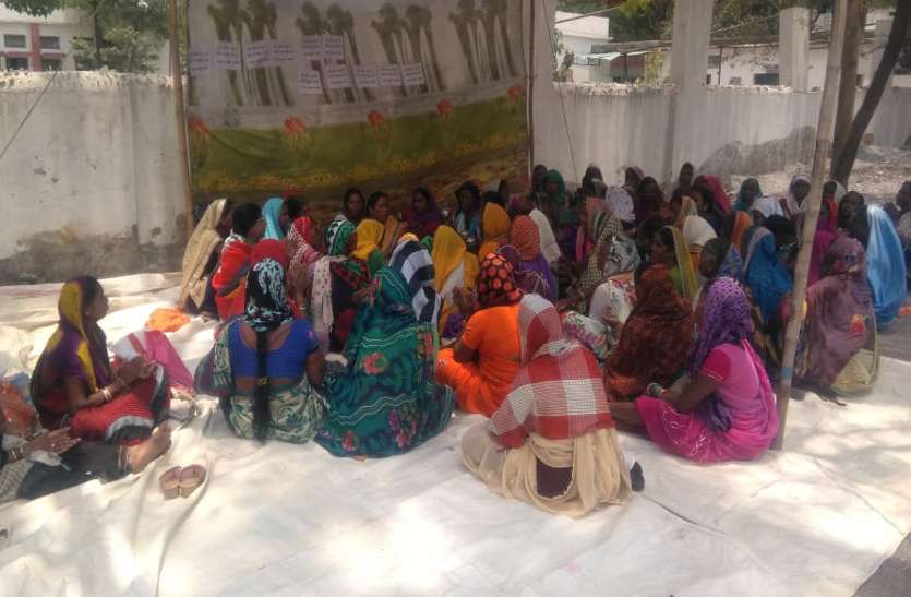 गौरव ग्राम अफरीद के जमड़ी नाले के करीब औद्योगिक संयंत्र उद्योग खुलने के विरोध में एसडीएम कार्यालय के सामने दिया धरना