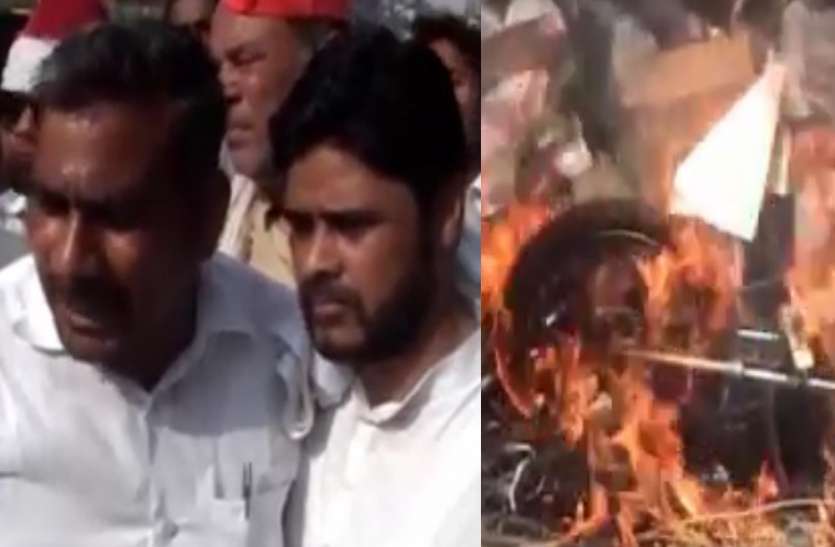 SP protest पेट्रोल-डीजल की बढ़ी हुई कीमतों पर सपाइयों ने कर दिया ऐसा कारनामा, जानकर अखिलेश भी रह गए दंग