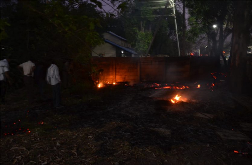 Railway officials set fire रेलवे अधिकारी ने लगाई आग, हो सकता था बड़ा हादसा, पास था बुकिंग आॅफिस