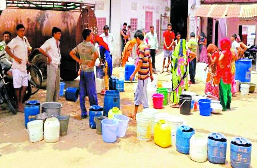water इस गांव में पानी के टैंकर को देख दौडऩे की मजबूरी, बूंद-बूंद के लिए लोगों में मच जाती है भगदड़