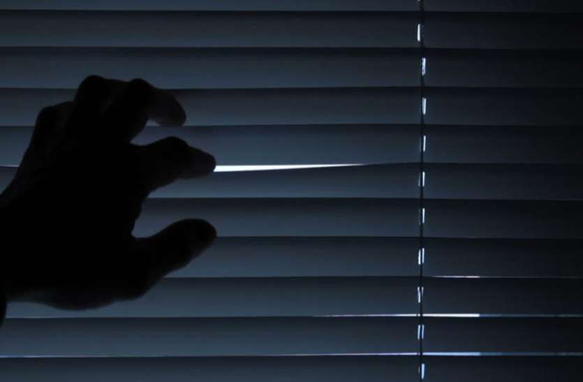 window रात में 28 साल के लड़के से मिलने आई 45 साल की महिला, पड़ोसी ने कमरे में देखा तो निकल गई चीख