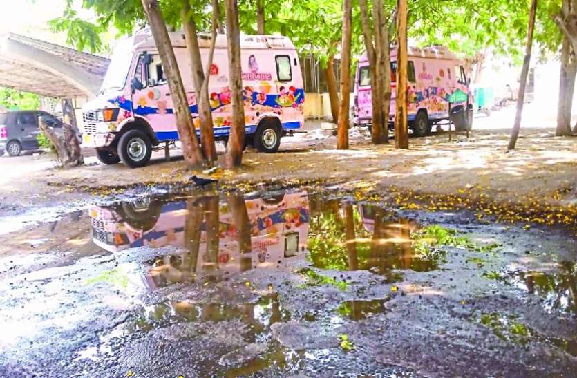 Water leak ड्रेनेज लाइन से पानी का रिसाव, गंदे बाथरूम, वॉश बेसिन ने खोली पोल