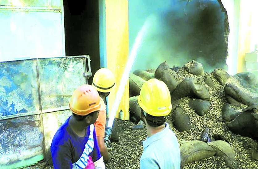 Groundnut warehouse मूंगफली के गोदाम में फिर आग